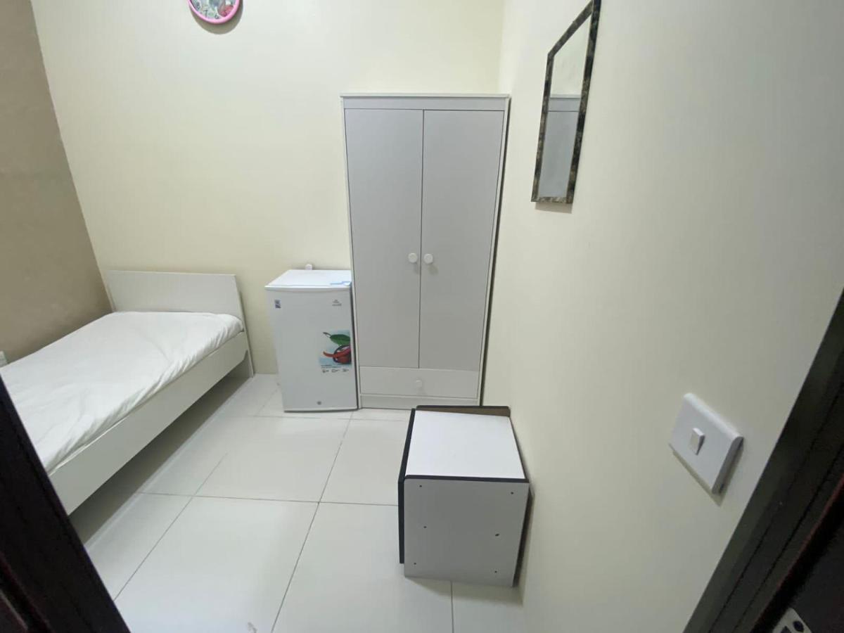 Small Budget Rooms For 'Girls' Only In Dubai, Marina מראה חיצוני תמונה