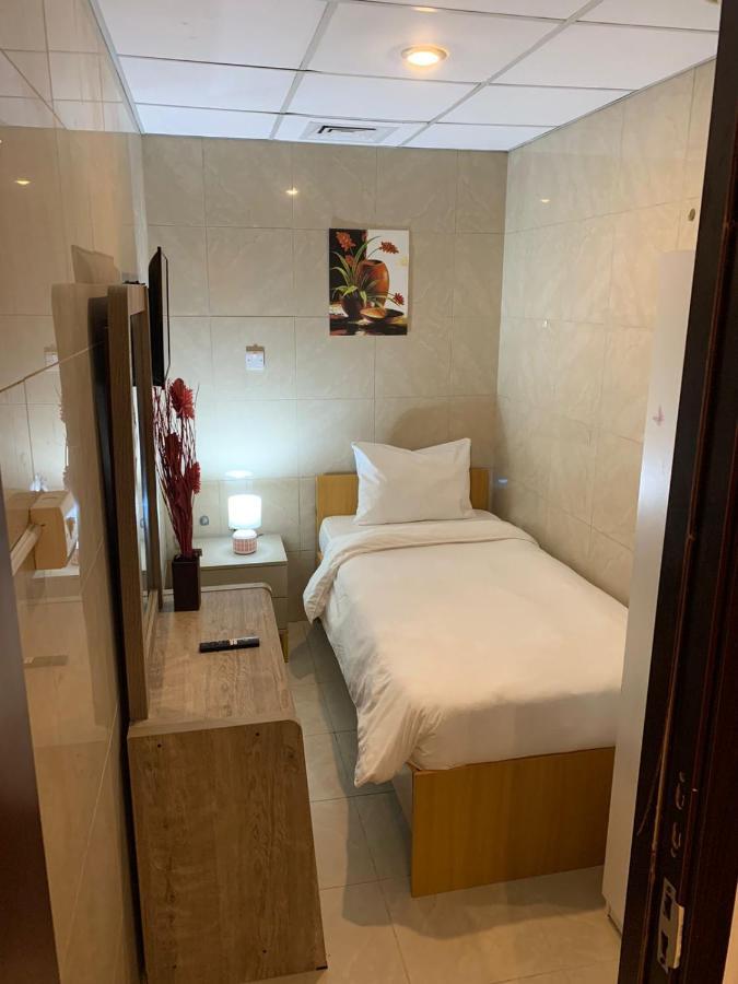 Small Budget Rooms For 'Girls' Only In Dubai, Marina מראה חיצוני תמונה
