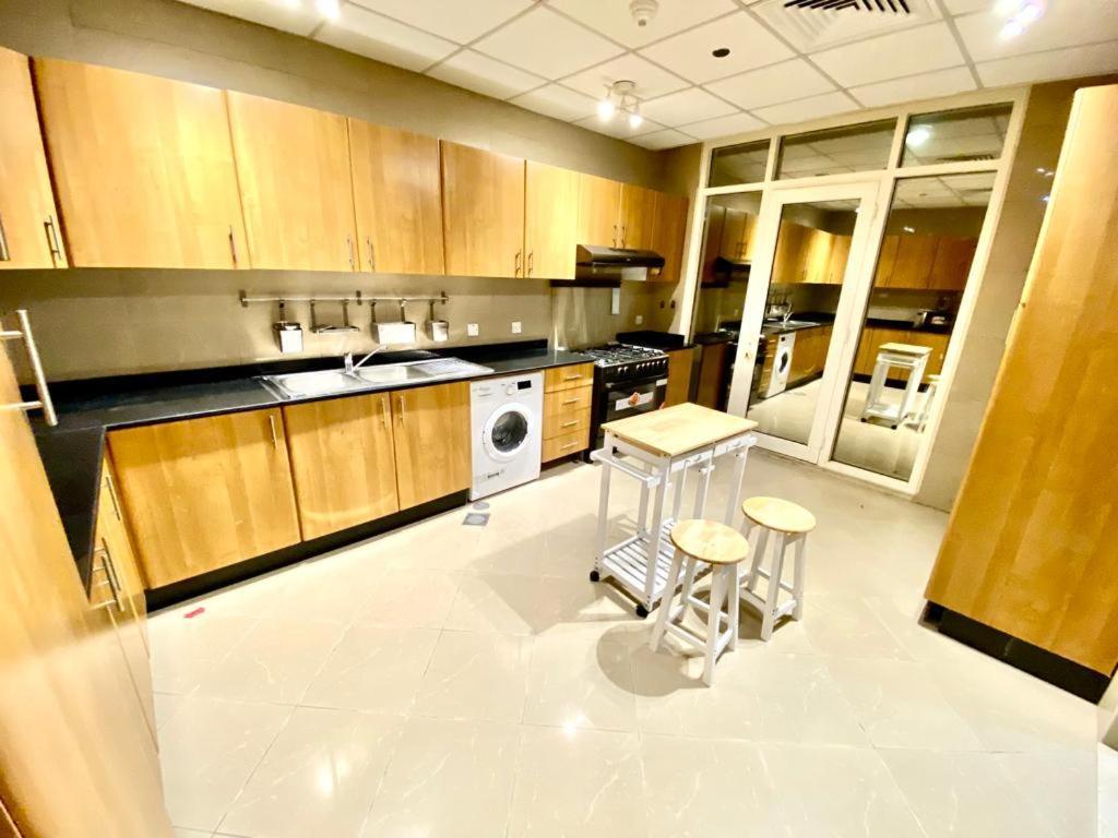 Small Budget Rooms For 'Girls' Only In Dubai, Marina מראה חיצוני תמונה