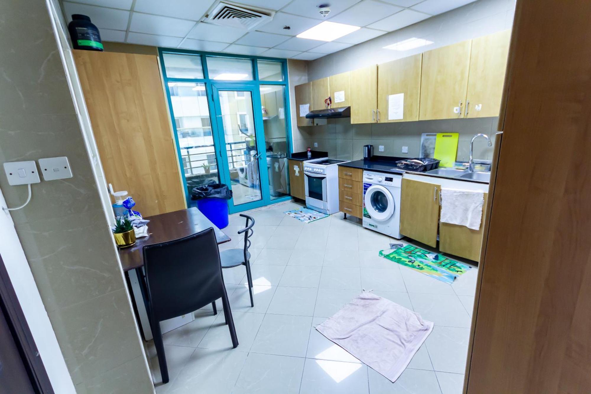 Small Budget Rooms For 'Girls' Only In Dubai, Marina מראה חיצוני תמונה