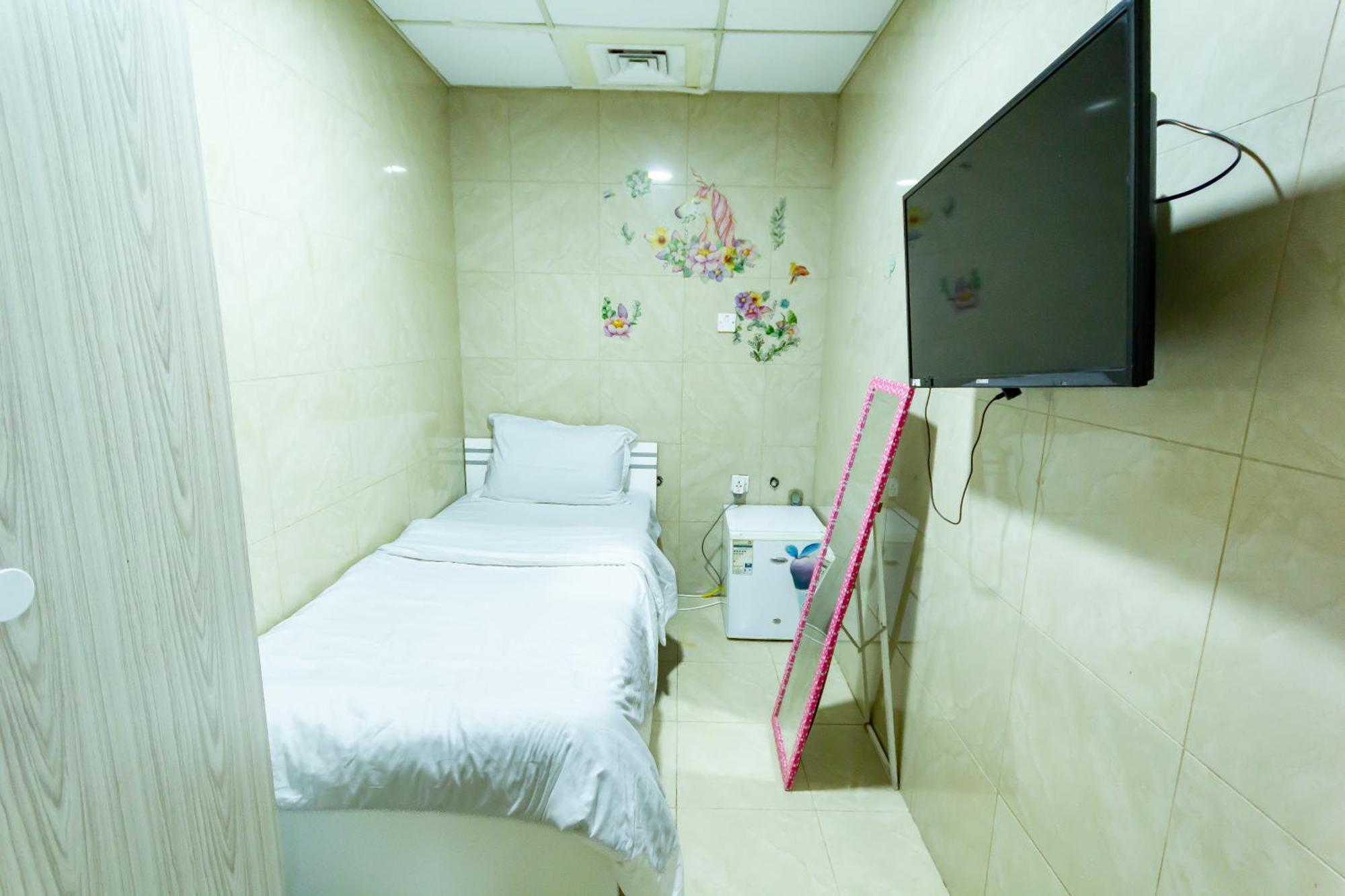 Small Budget Rooms For 'Girls' Only In Dubai, Marina מראה חיצוני תמונה