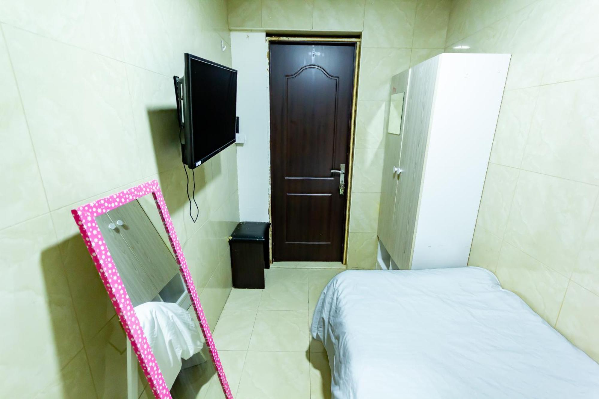 Small Budget Rooms For 'Girls' Only In Dubai, Marina מראה חיצוני תמונה