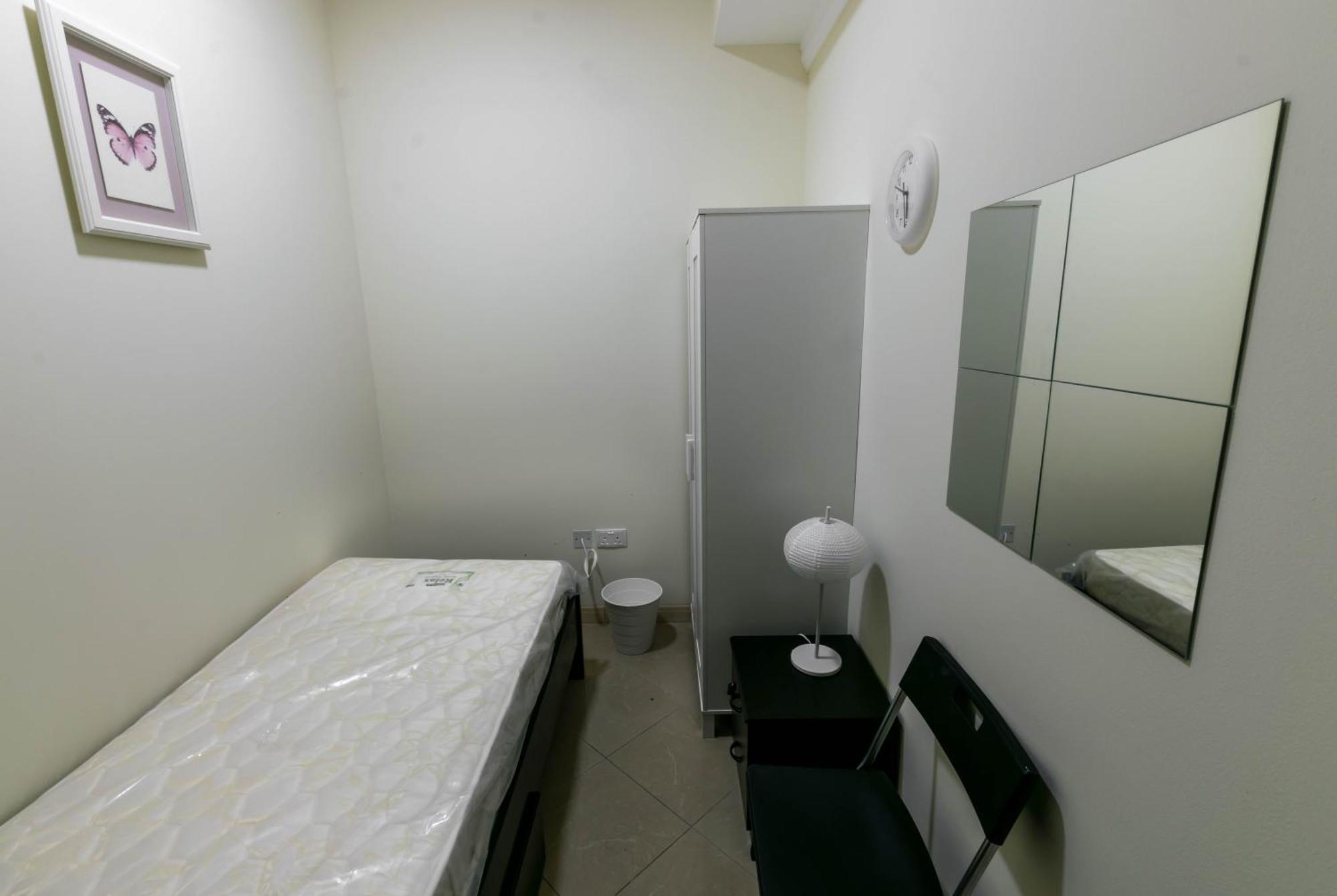 Small Budget Rooms For 'Girls' Only In Dubai, Marina מראה חיצוני תמונה