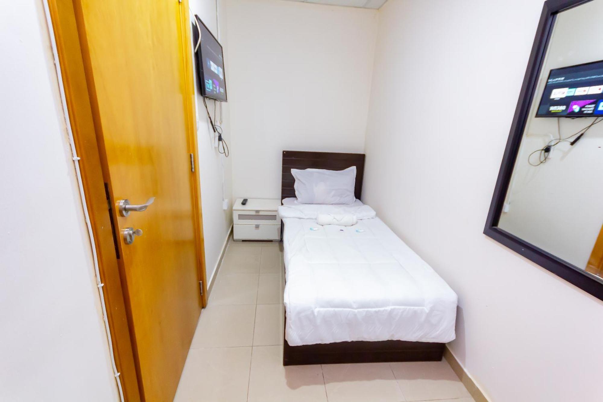 Small Budget Rooms For 'Girls' Only In Dubai, Marina מראה חיצוני תמונה