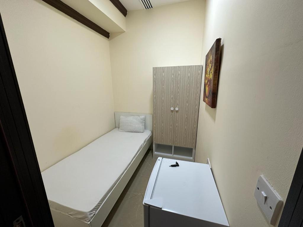 Small Budget Rooms For 'Girls' Only In Dubai, Marina מראה חיצוני תמונה