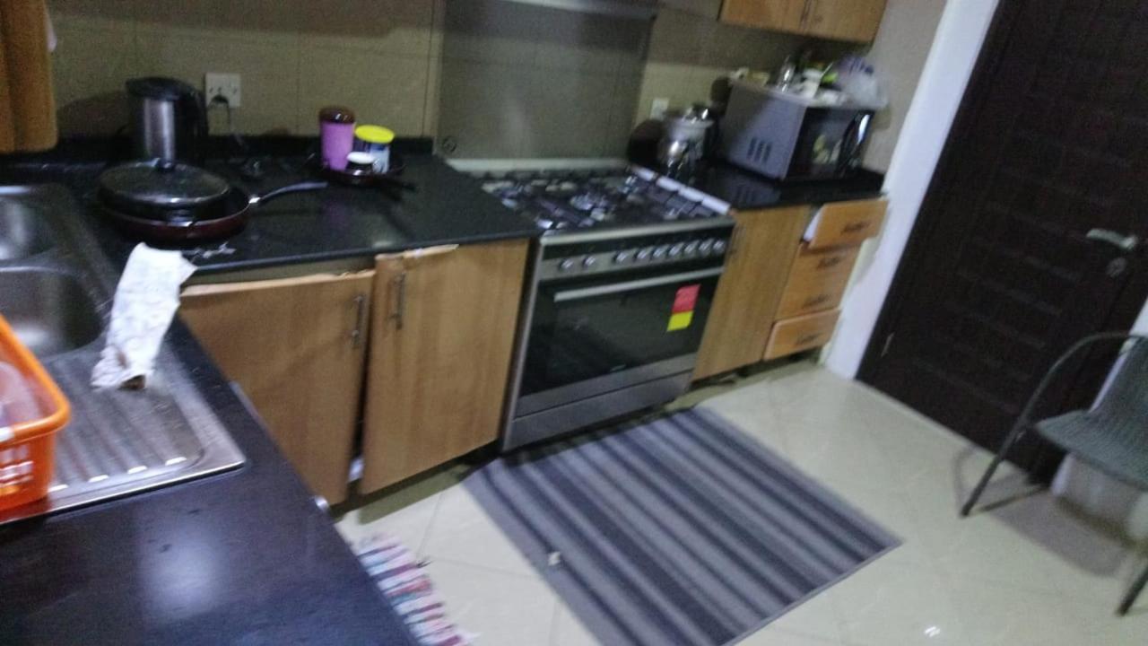 Small Budget Rooms For 'Girls' Only In Dubai, Marina מראה חיצוני תמונה