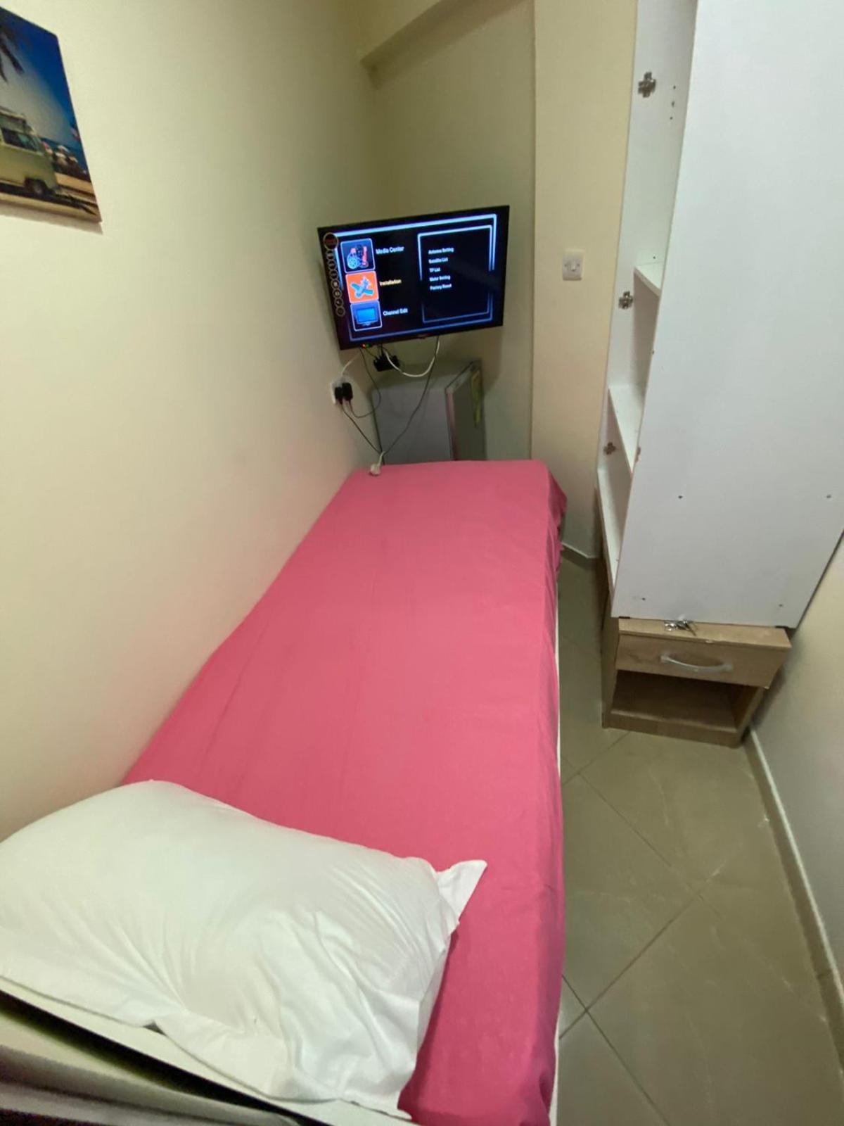 Small Budget Rooms For 'Girls' Only In Dubai, Marina מראה חיצוני תמונה